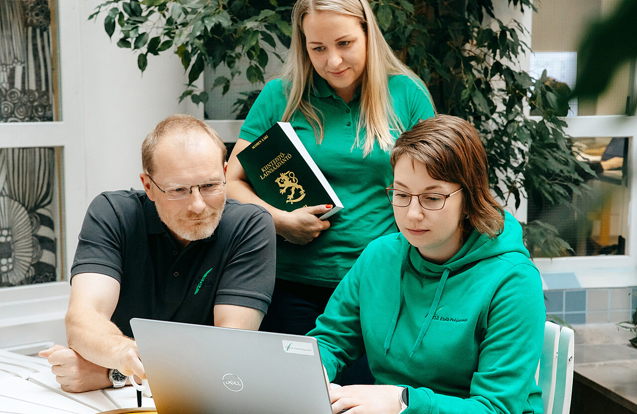 Markku Koivisto Henriikka Jaatinen ja Ella Harju Kivisto