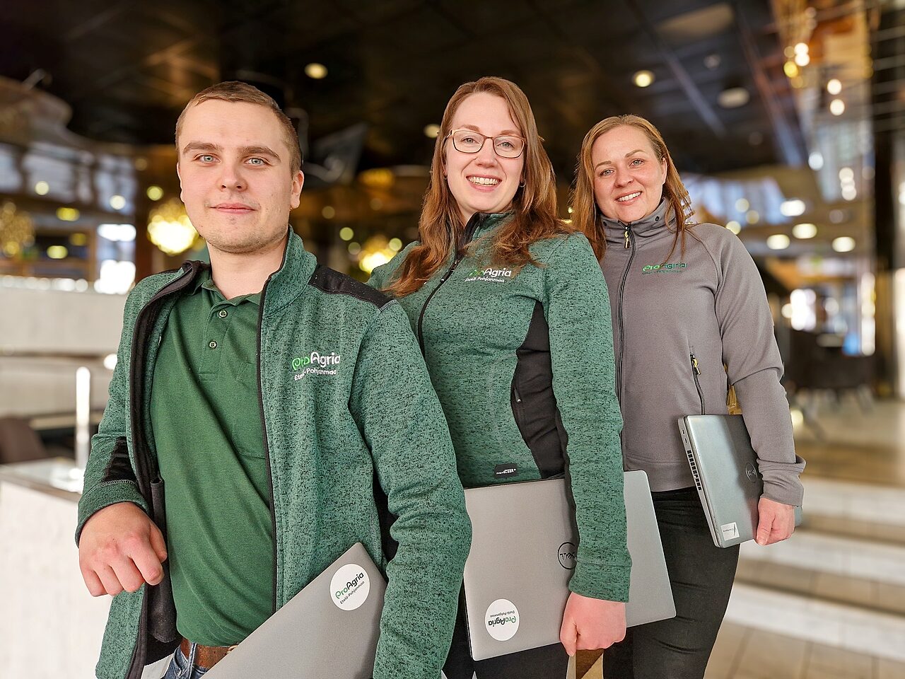 Kiinteistonvalittajat jonossa lappareineen