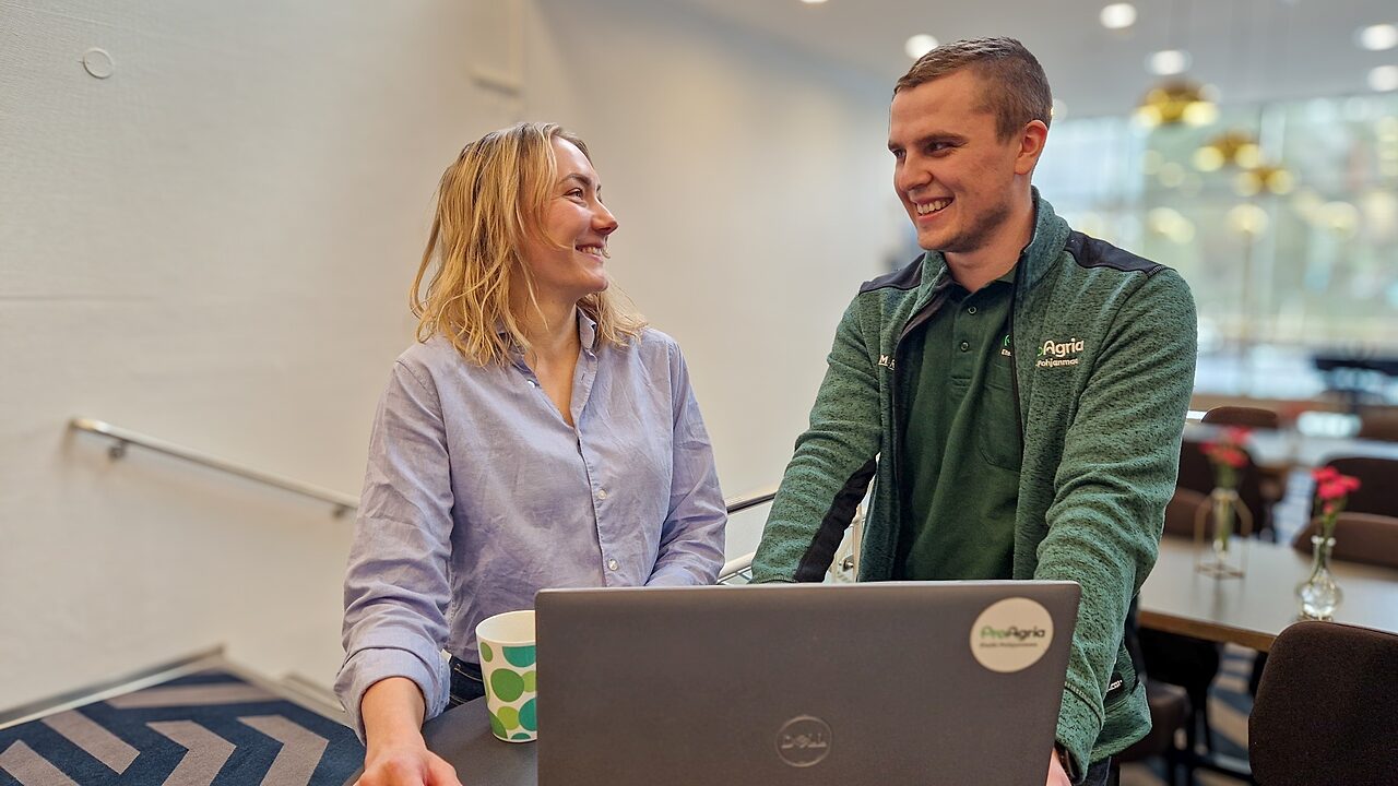 Asiakas ja kiinteistovalittaja keskustelemassa