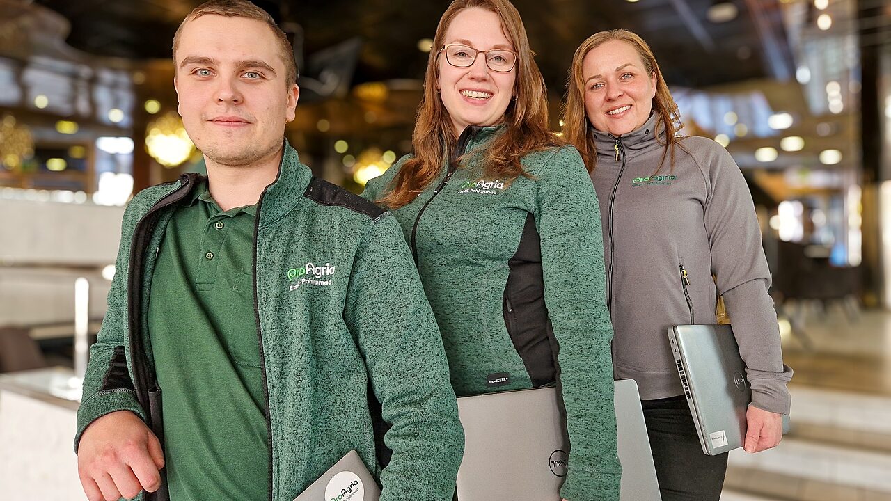 Kiinteistonvalittajat jonossa lappareineen