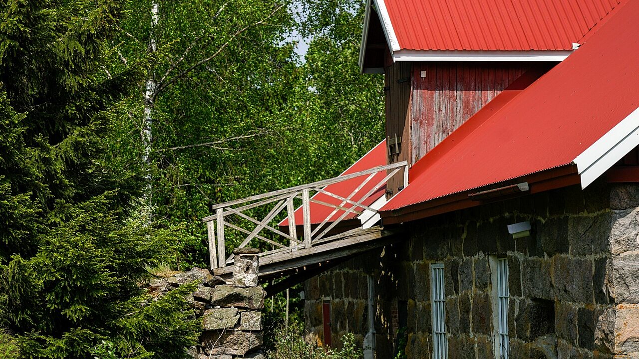 Kivinavetta ja silta navetan ylisille