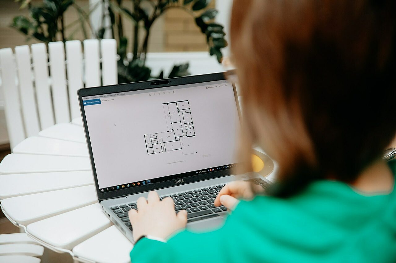 Tietokoneen näytöllä asunnon pohjakuva