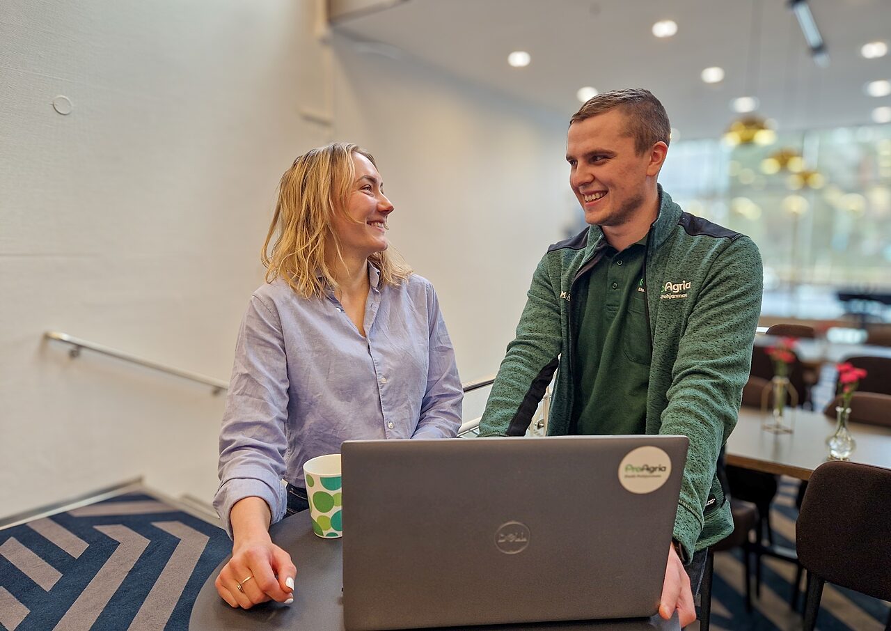 Asiakas ja kiinteistovalittaja keskustelemassa