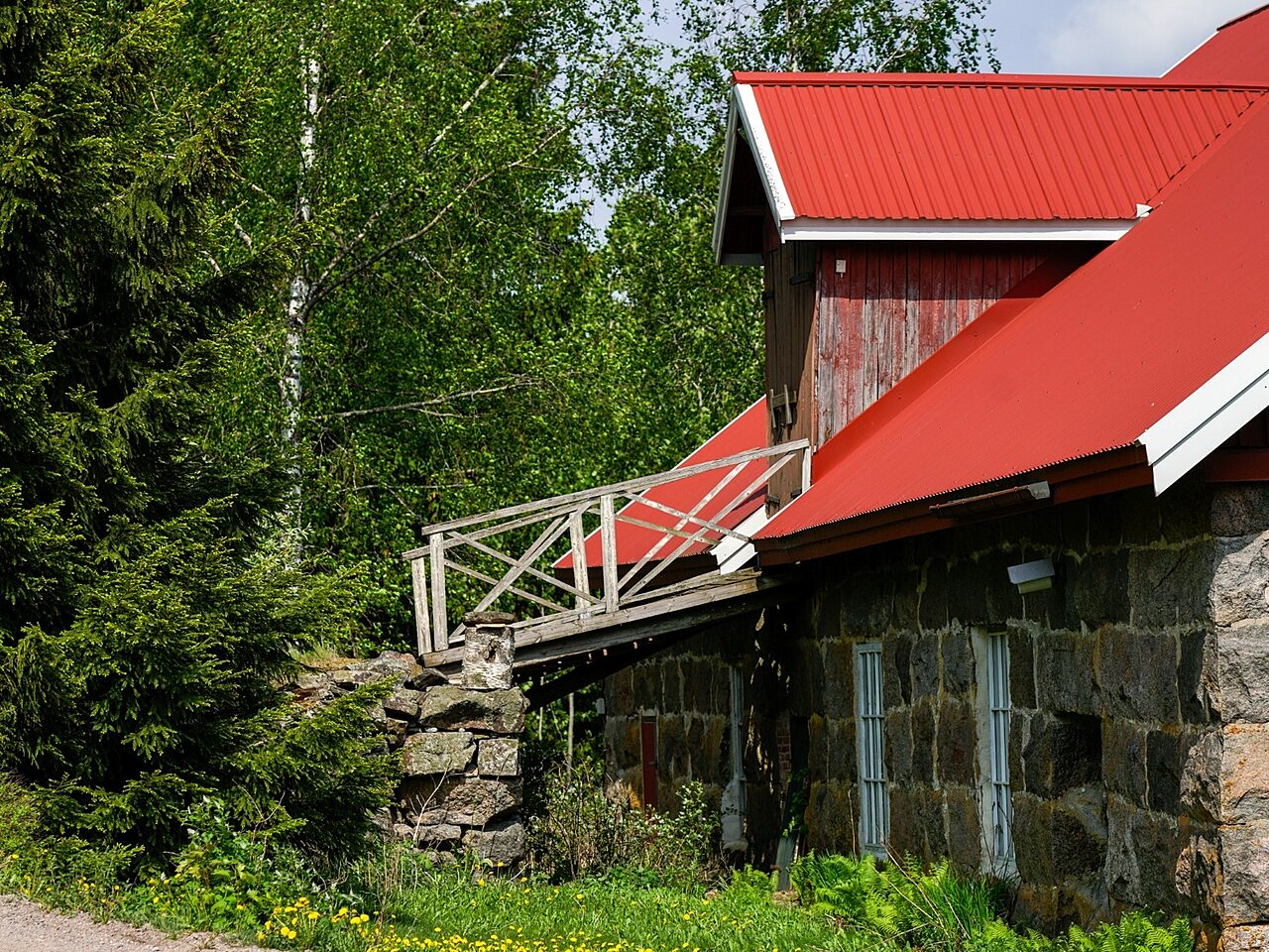 Kivinavetta ja silta navetan ylisille